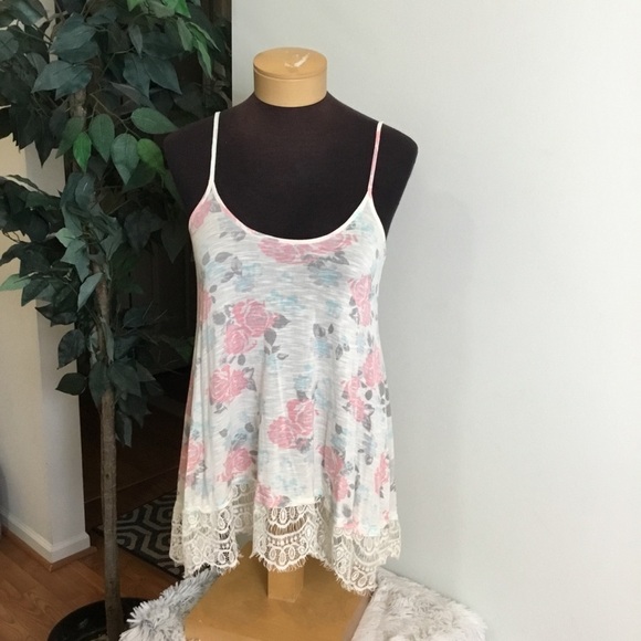 Take Out floral tank with lace hem measures like a S/M refer to desc… - Picture 8 of 16